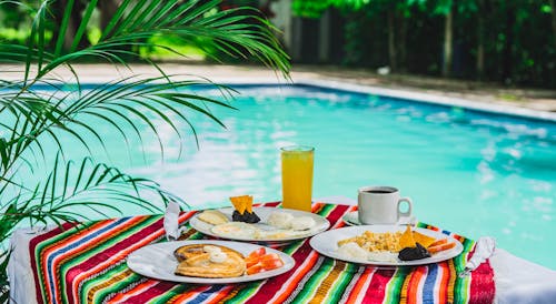 DESAYUNOS AL LADO DE LA PISCINA 