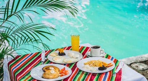 DESAYUNOS AL LADO DE LA PISCINA 