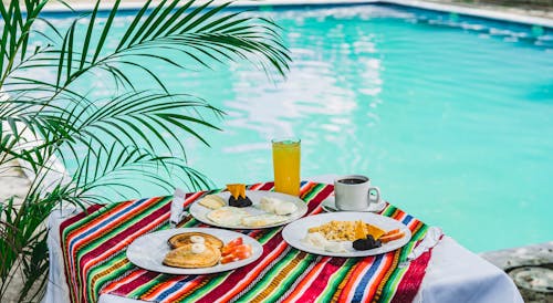 DESAYUNOS AL LADO DE LA PISCINA 