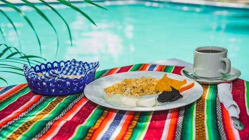 DESAYUNOS AL LADO DE LA PISCINA 