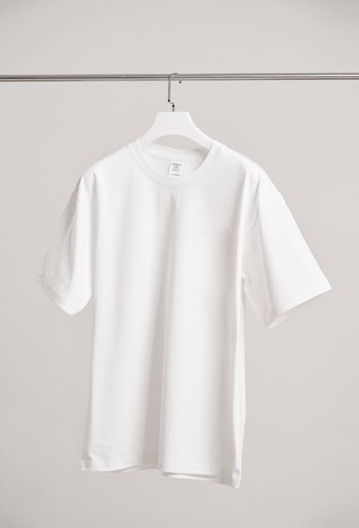 https://images.pexels.com/photos/18257675/pexels-photo-18257675/free-photo-of-white-t-shirt-hanging-on-a-hanger.jpeg?auto=compress&cs=tinysrgb&w=1260&h=750&dpr=1