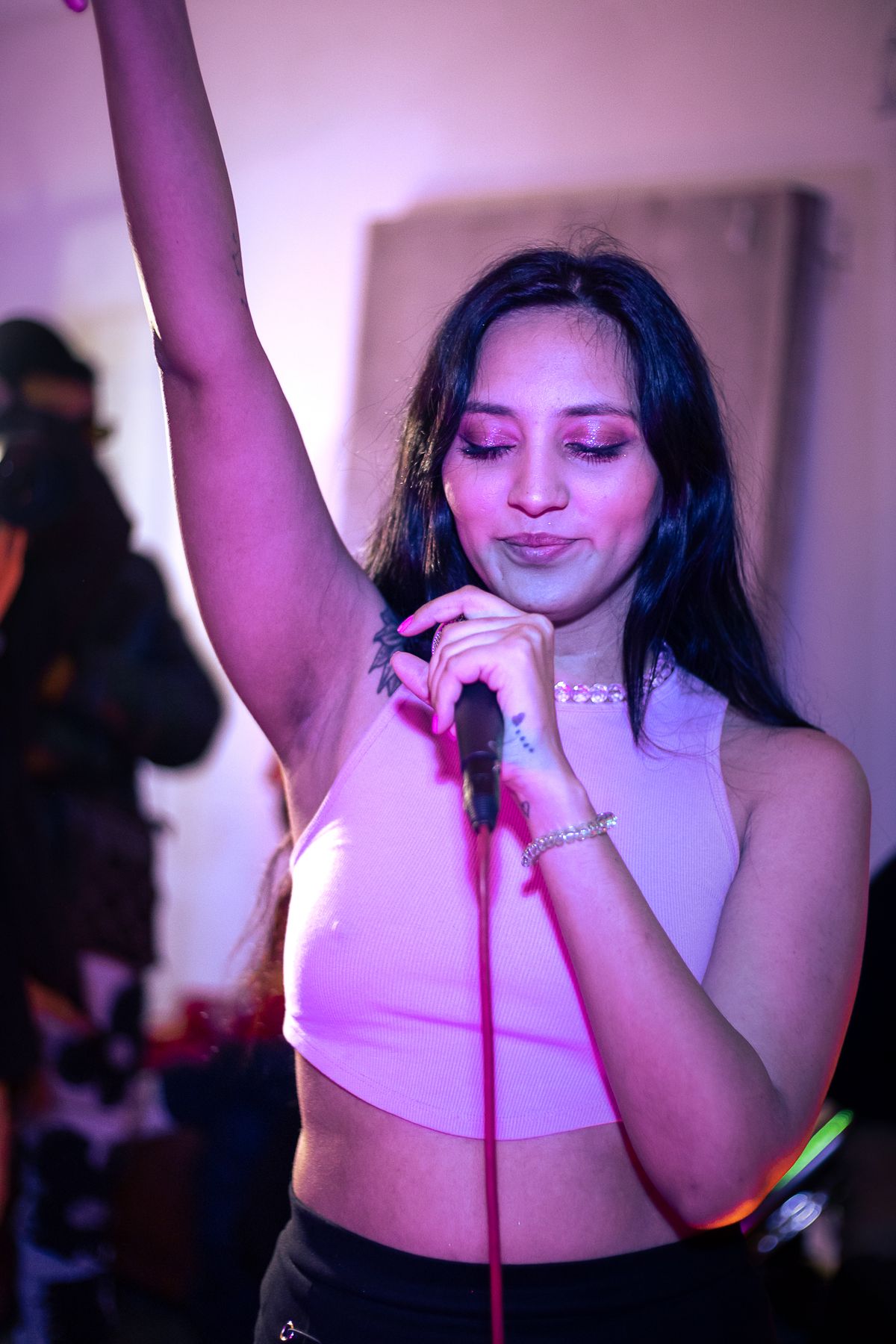 Cantante interpretando música en vivo sobre un escenario iluminado