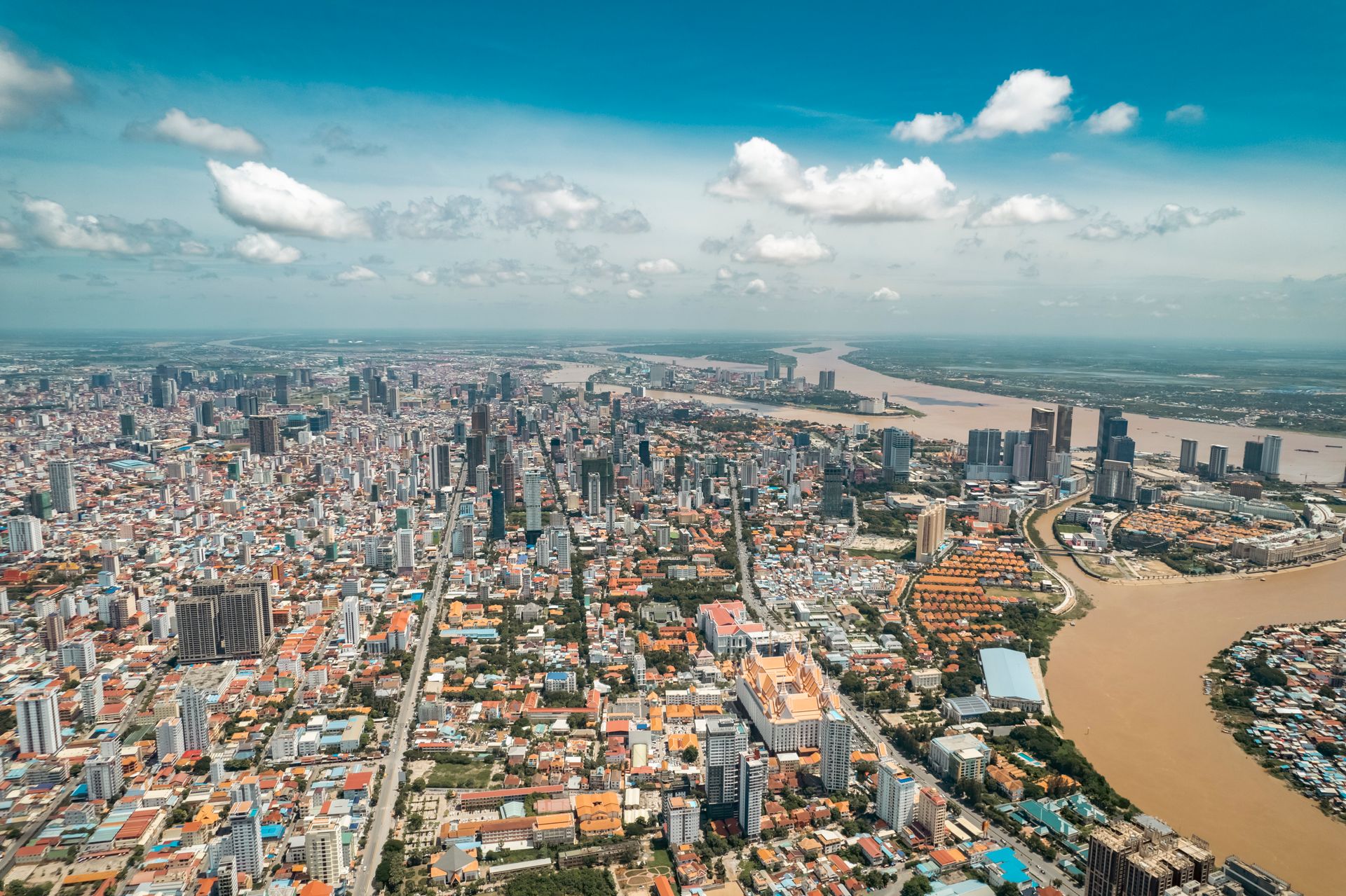 Paisaje urbano de Phnom Penh junto al río, durante el día