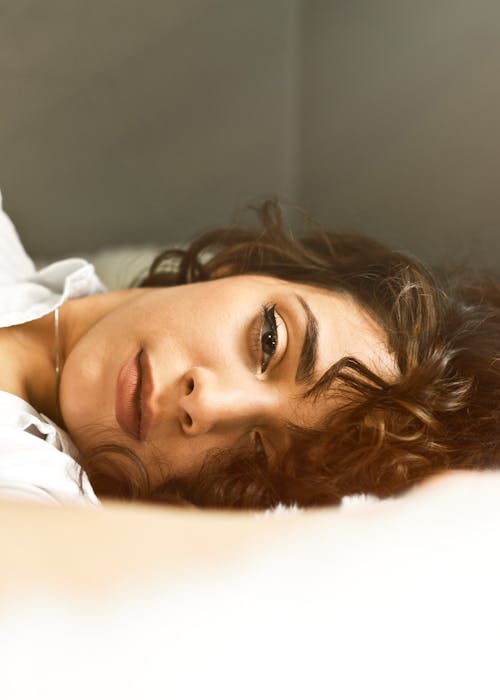 Free Vrouw Liggend Op Bed Stock Photo