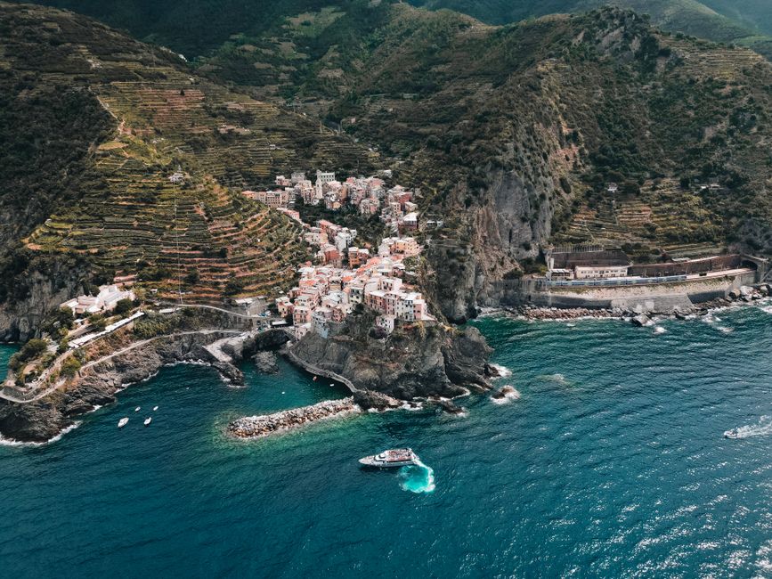 Cinque Terre coastal path (Monterosso to Vernazza), Italy