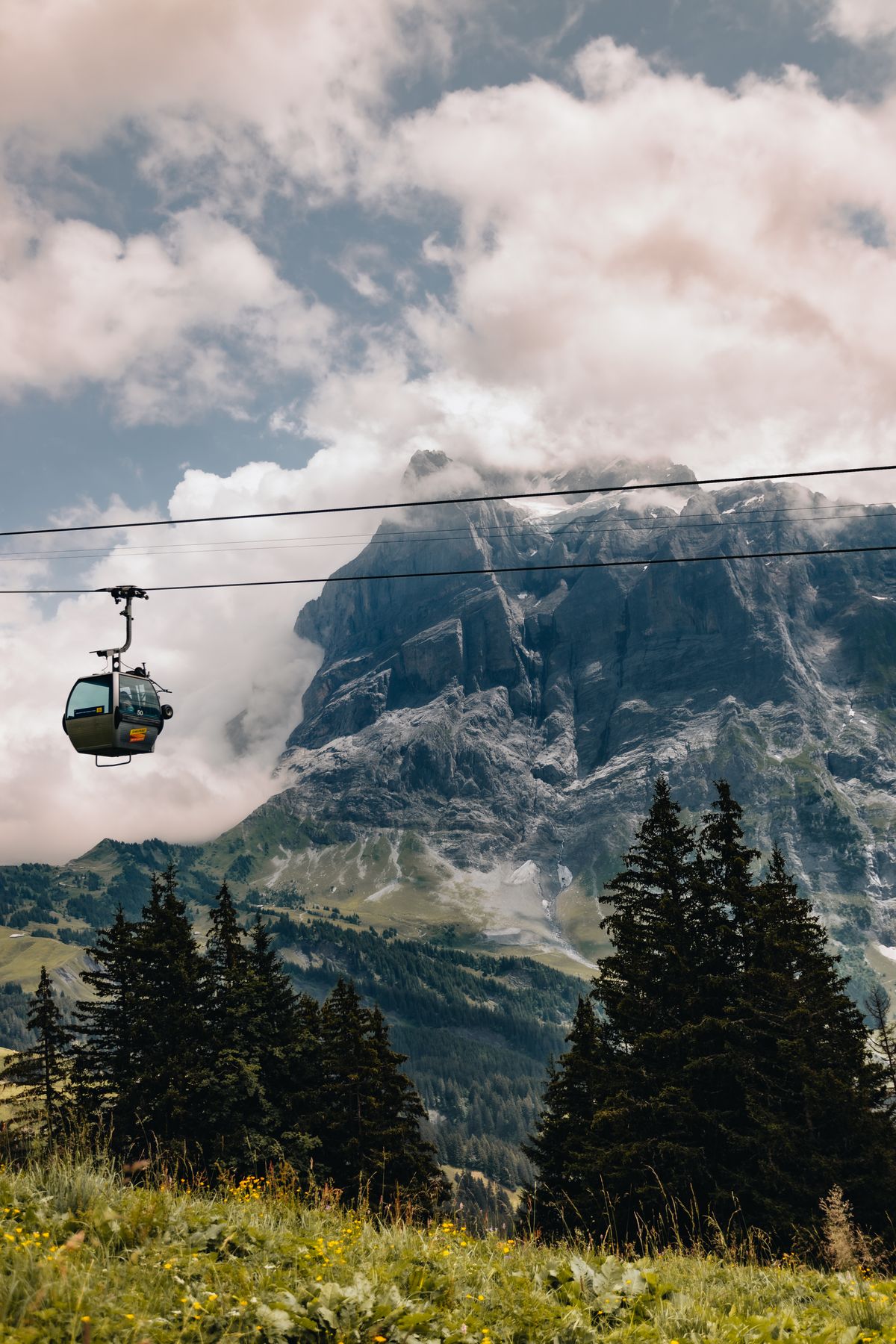 Téléphérique dans un paysage de montagne, photo d’ambiance
