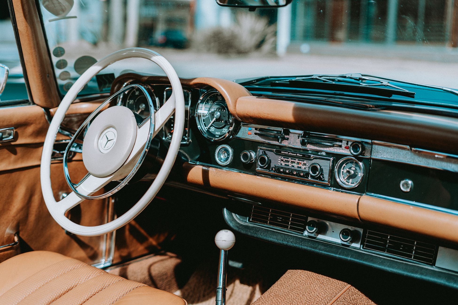 Ouderen delen liefde voor klassieke Mercedes uit 1966