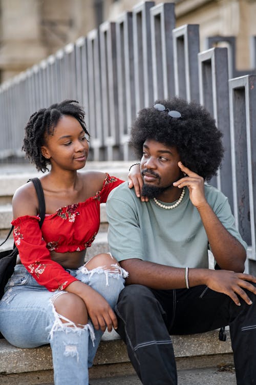 Foto d'estoc gratuïta de afro, assegut, dona