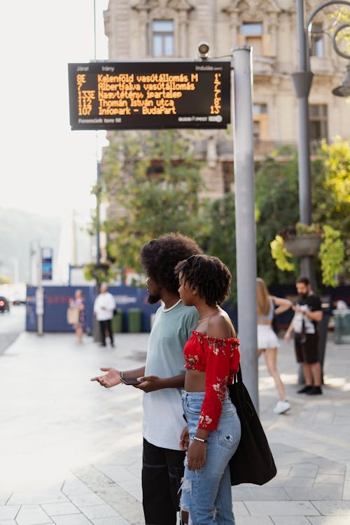 Foto stok gratis halte bus, jalan-jalan kota, lelaki berkulit hitam