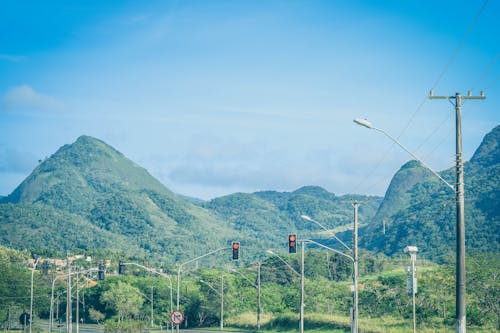 бесплатная Зеленая гора под голубым небом Стоковое фото