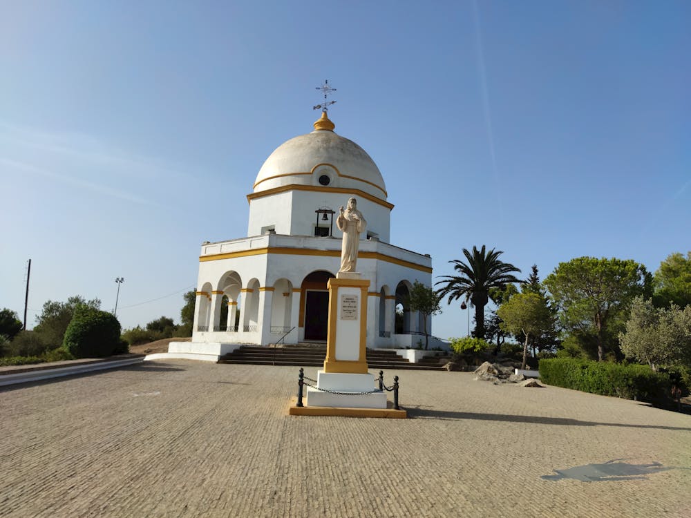 https://images.pexels.com/photos/18264931/pexels-photo-18264931/free-photo-of-iglesia-templo-ermita.jpeg?auto=compress&cs=tinysrgb&w=1260&h=750&dpr=1