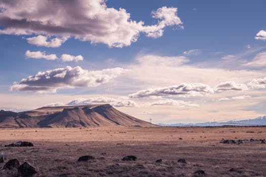 多云天空下，山区干燥的风景显得格外宁静