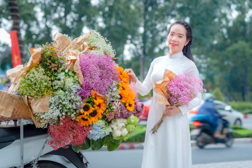 Kostnadsfri bild av blommor, bröllopsklänning, brunett