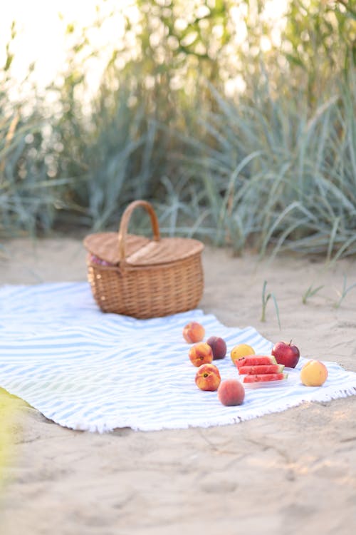 Foto d'estoc gratuïta de cisell de vímet, fruites, manta