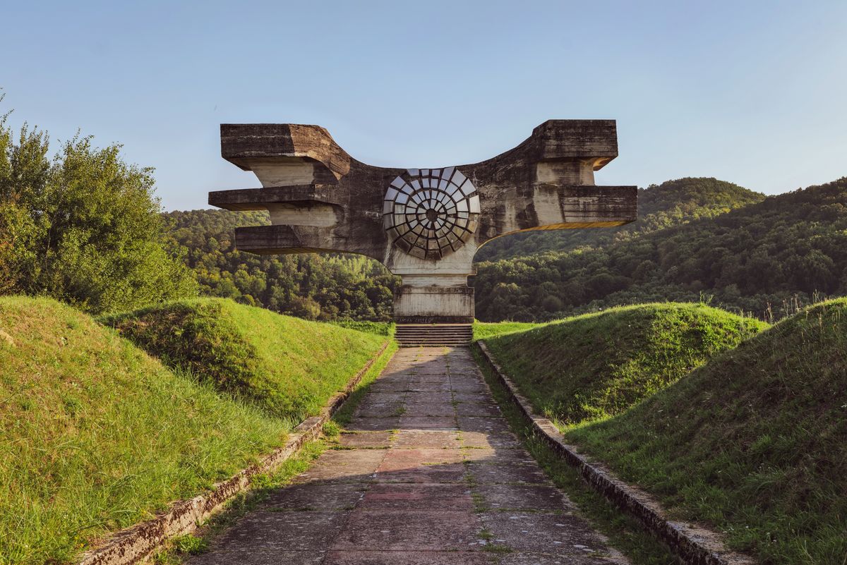 Monumentul Revoluției de la Podgarić între dealurile verzi