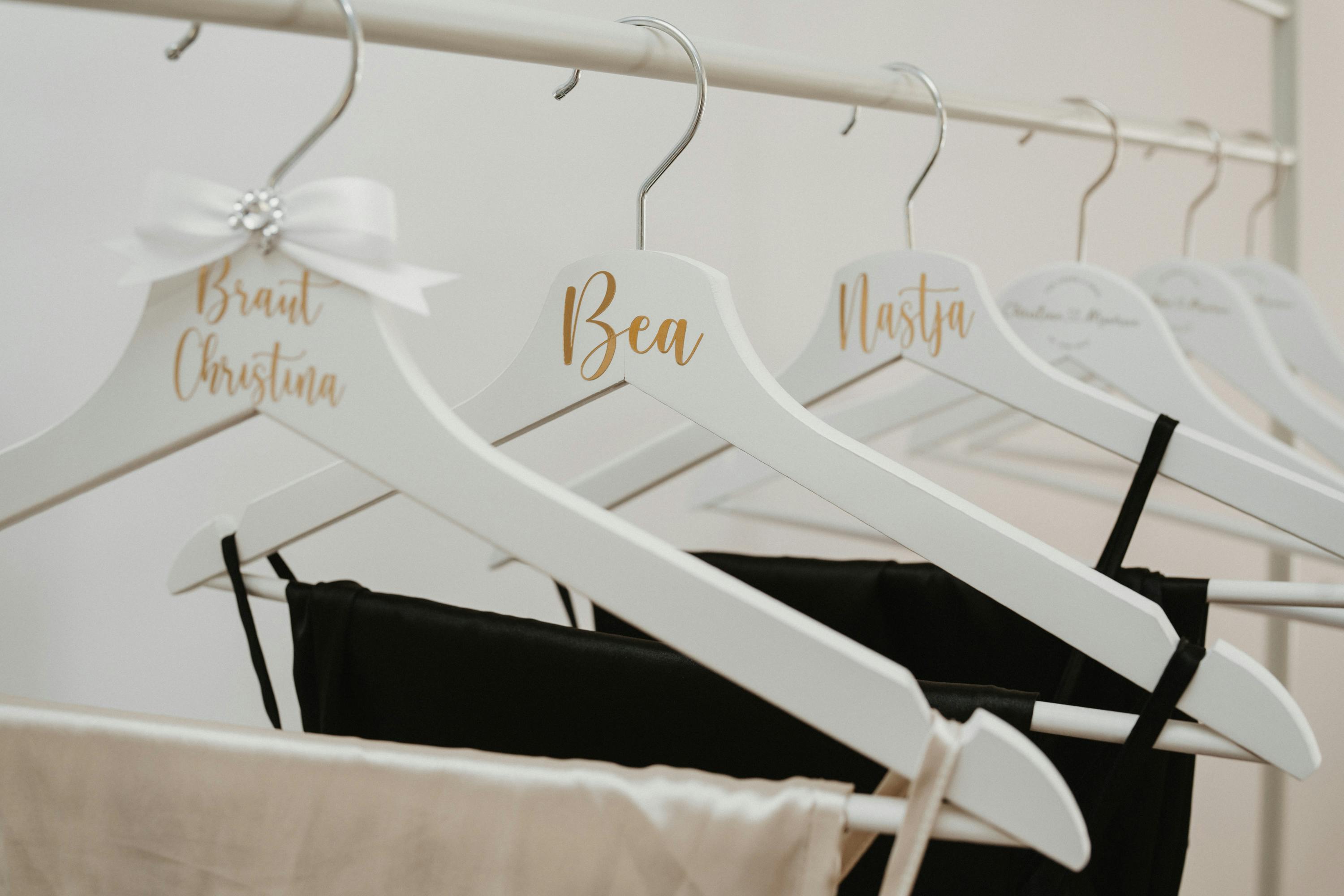 Elegant wooden bridal hangers with personalized names, ideal for weddings and special events.