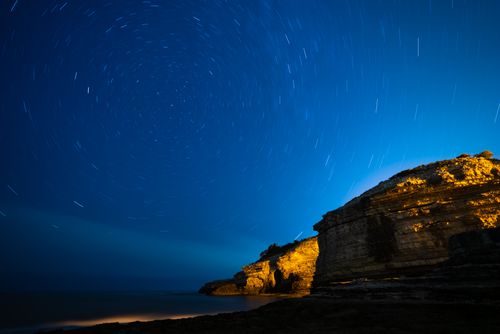 Free Long exposure of starry night sky above rocky cliffs in Kandıra, Türkiye. Stunning coastal view. Stock Photo