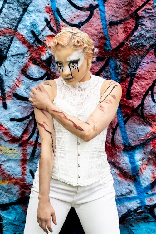 Základová fotografie zdarma na téma bílé oblečení, cosplay, graffiti