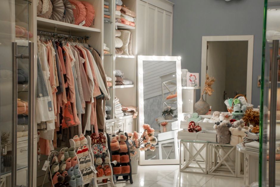 Interior de una tienda de ropa con luces cálidas y ambiente cuidado, transmitiendo coherencia de marca