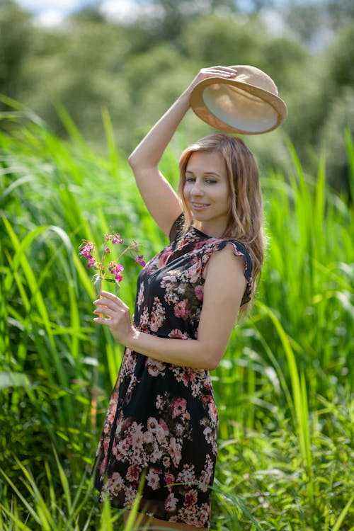 Imagine de stoc gratuită din brațul ridicat, femeie, flori