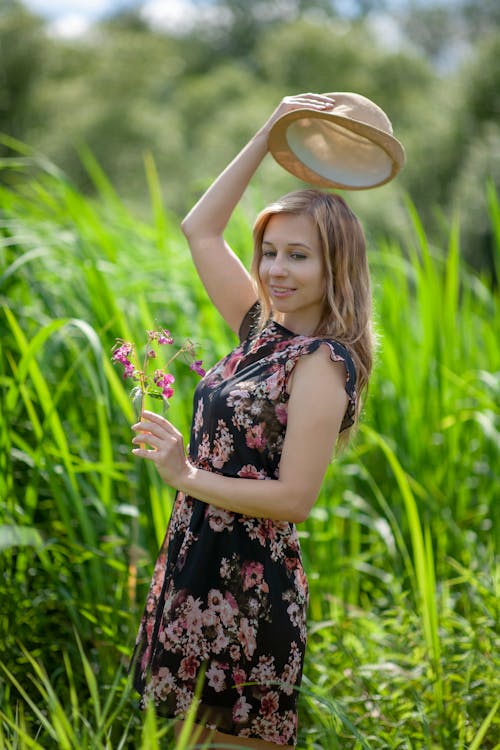 Fotos de stock gratuitas de brazo levantado, de pie, flores