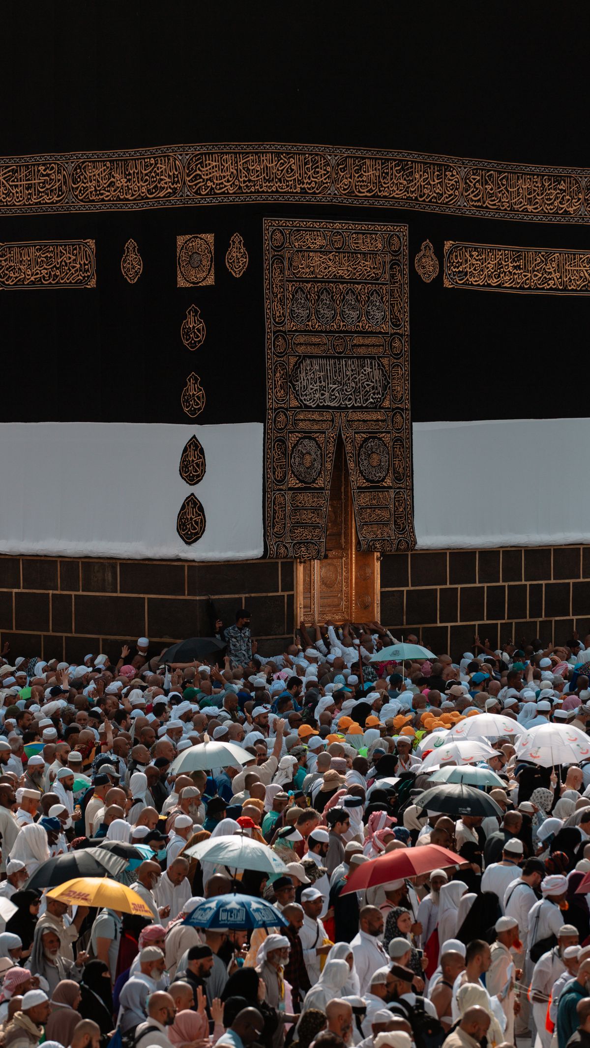 Lautan jemaah bertawaf mengelilingi Kaabah di Masjidil Haram, Makkah