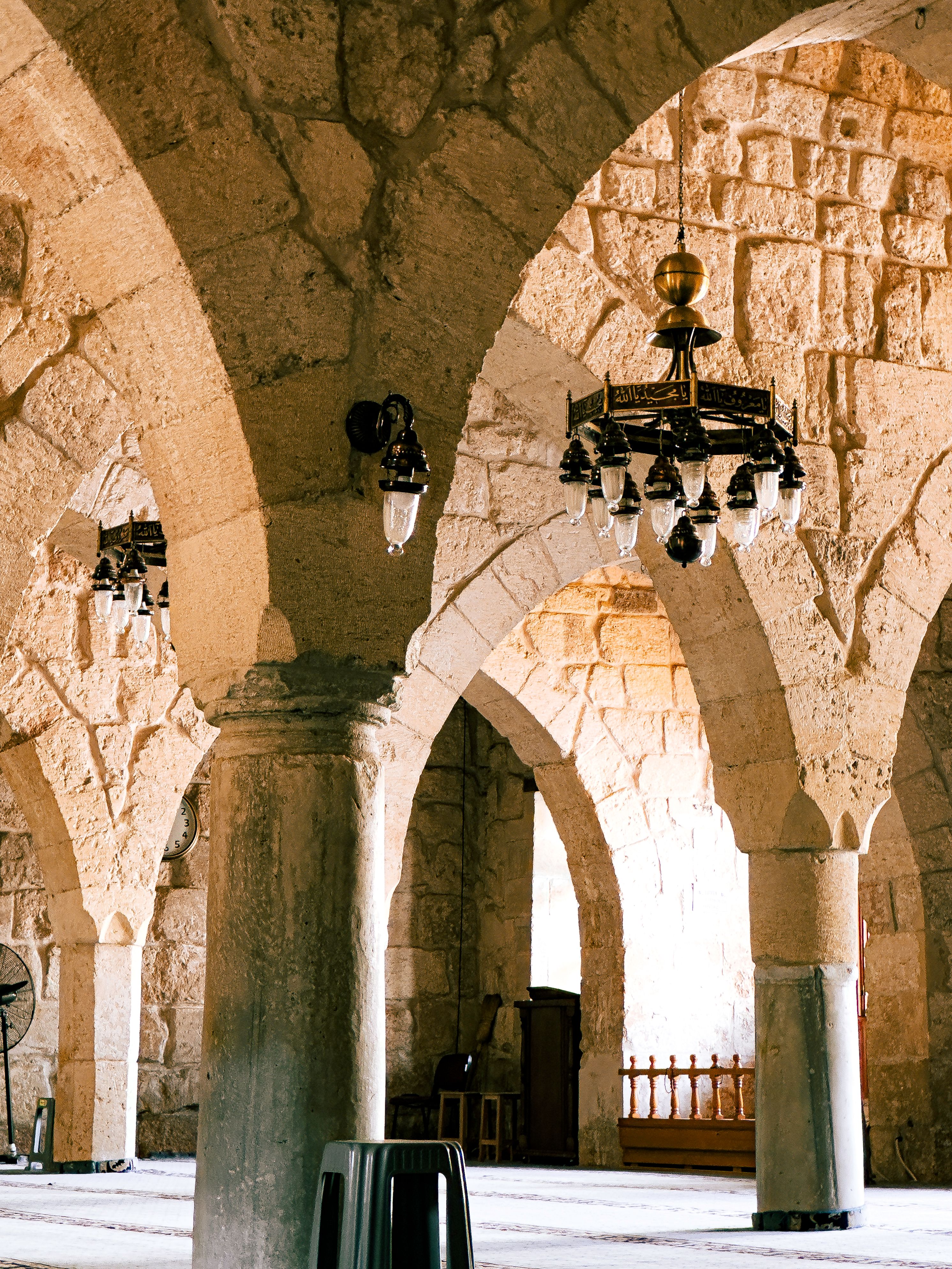 Foto de stock gratuita sobre antiguo, arcada, arcos, candelabro ...