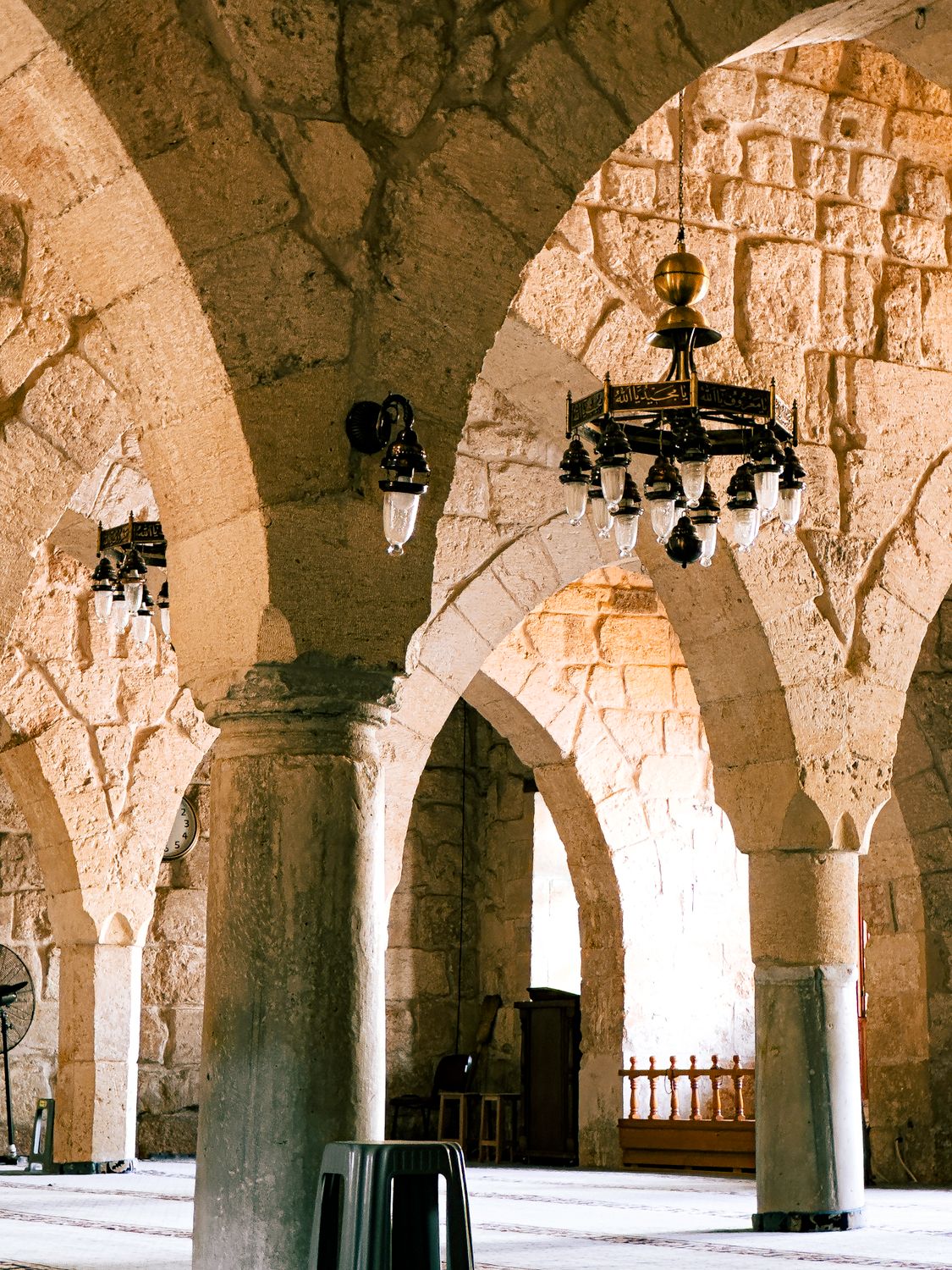 Foto de stock gratuita sobre antiguo, arcada, arcos, candelabro ...