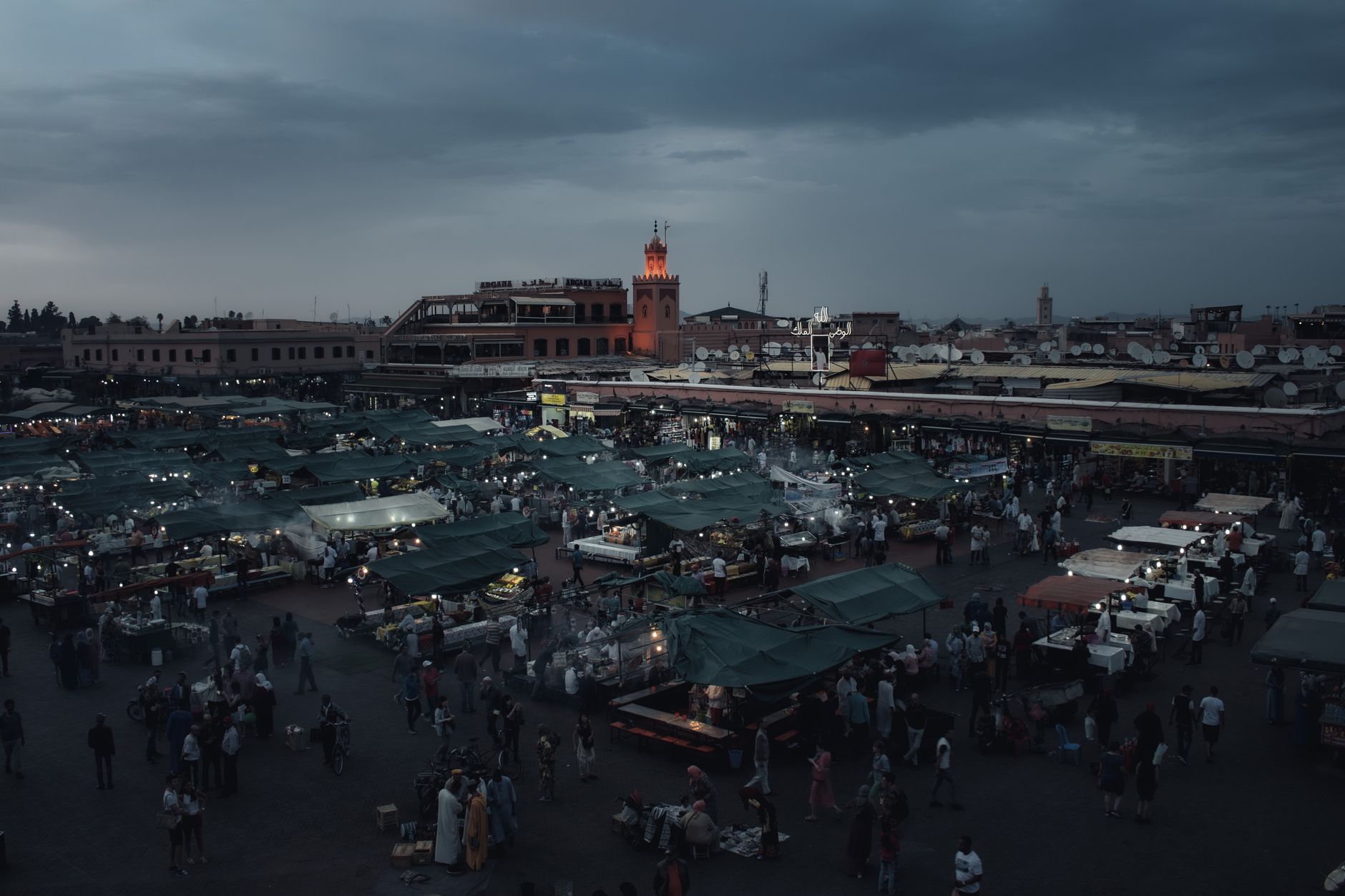 Jemaa el-Fna Marrakech al atardecer, plaza principal de la ciudad roja