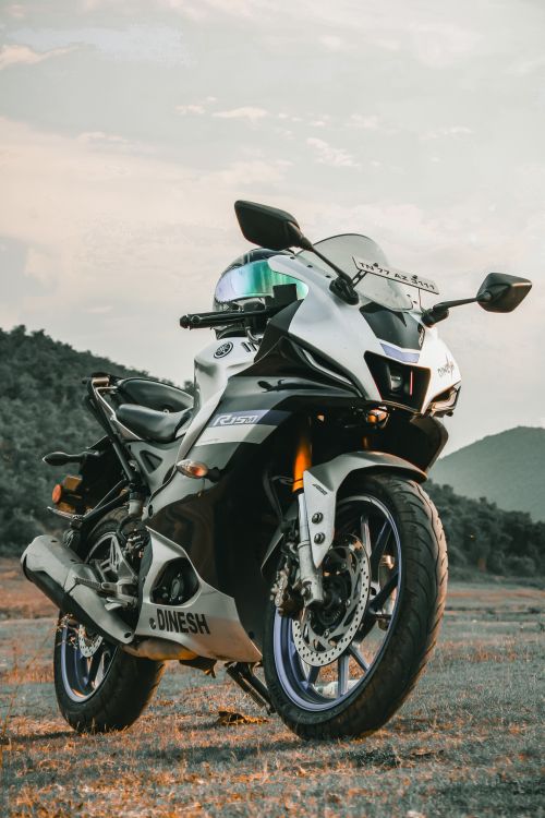 Free Sleek motorcycle parked against mountain backdrop, perfect for adventure enthusiasts. Stock Photo