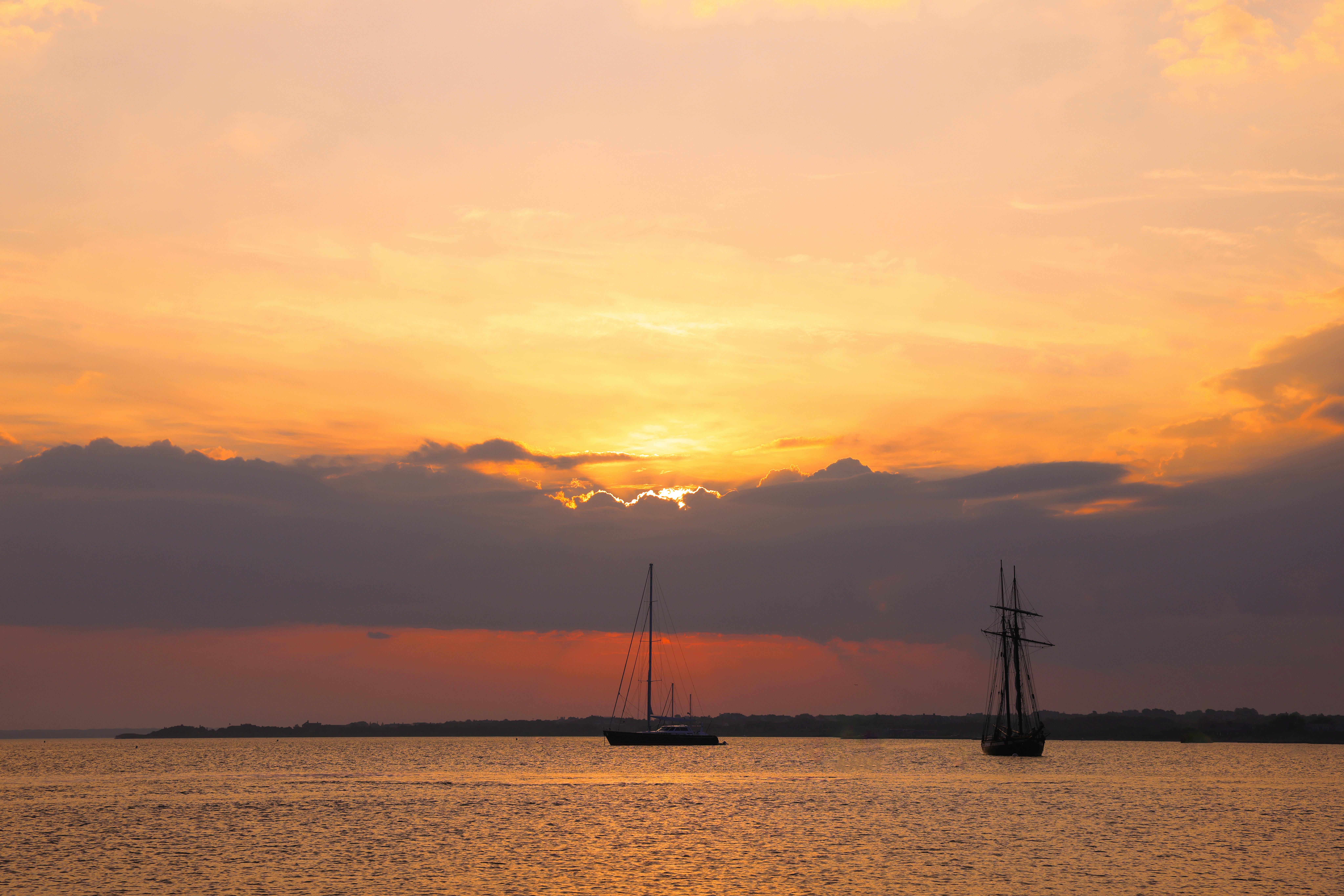 Tempête Nils : une grue de 550 tonnes s'effondre sur un cargo à Sète, le port paralysé