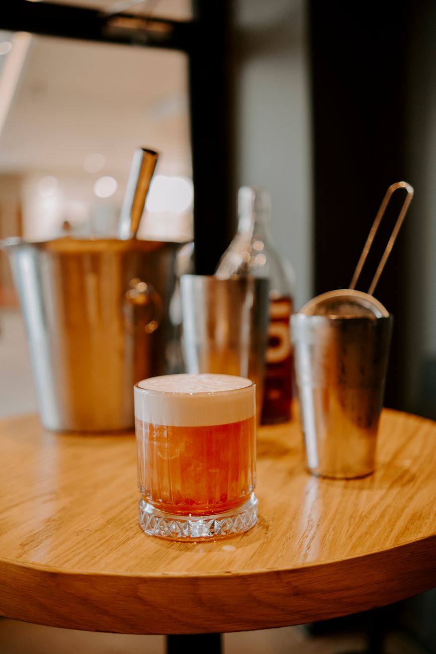 Buz dolu bir rock bardağında limon dilimli Whiskey Sour kokteyl