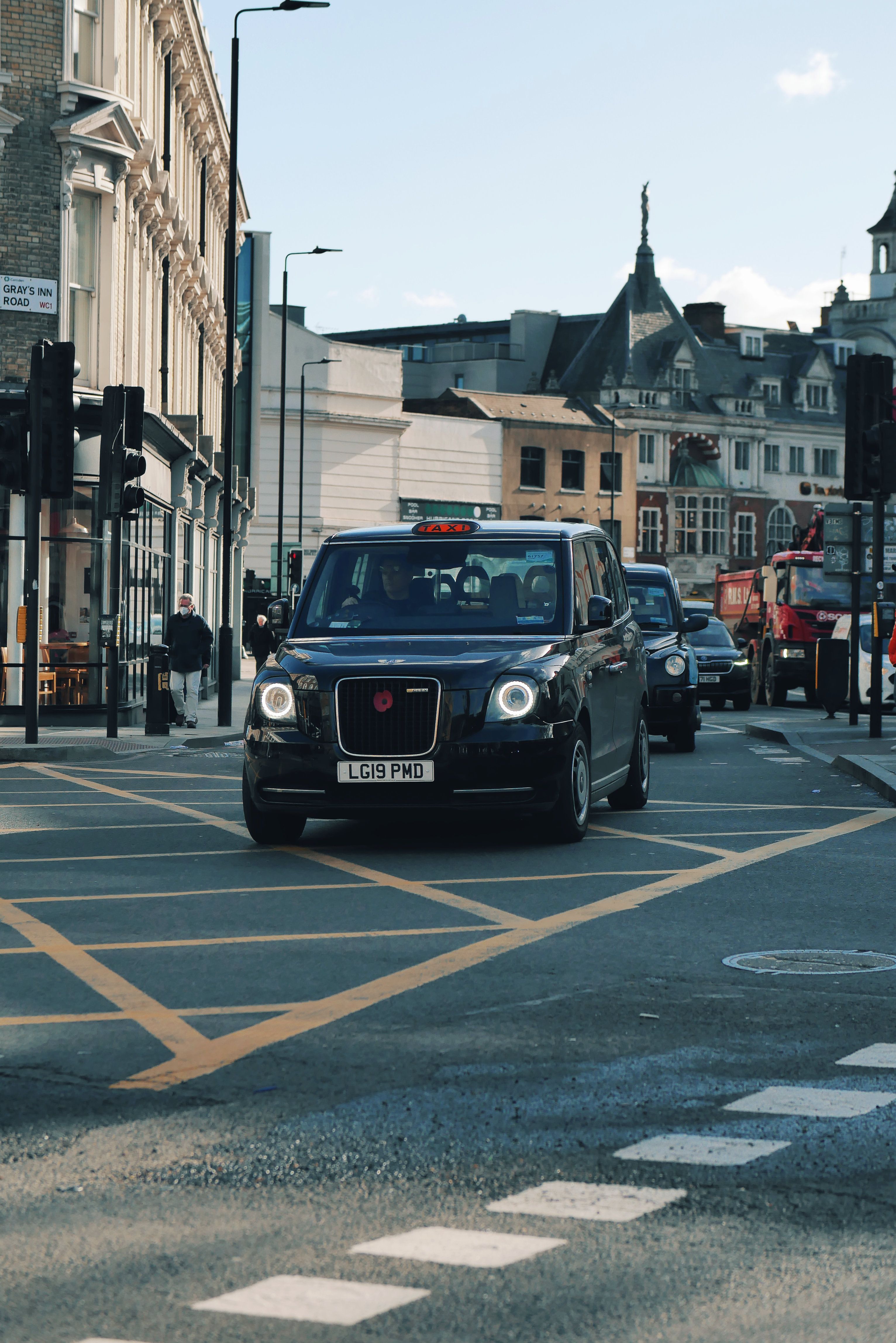 Taxi in een moderne Europese stadsomgeving
