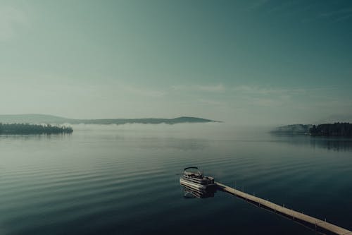 Základová fotografie zdarma na téma břeh jezera, člun, dok