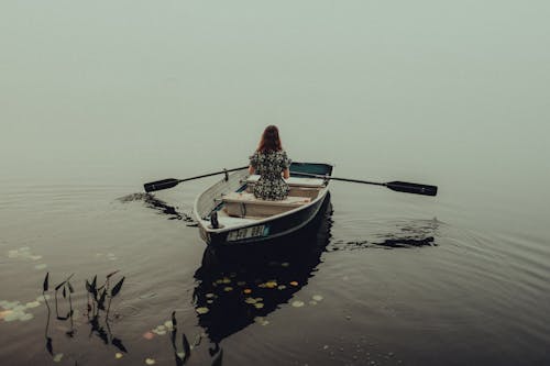 Бесплатное стоковое фото с вода, женщина, лодка