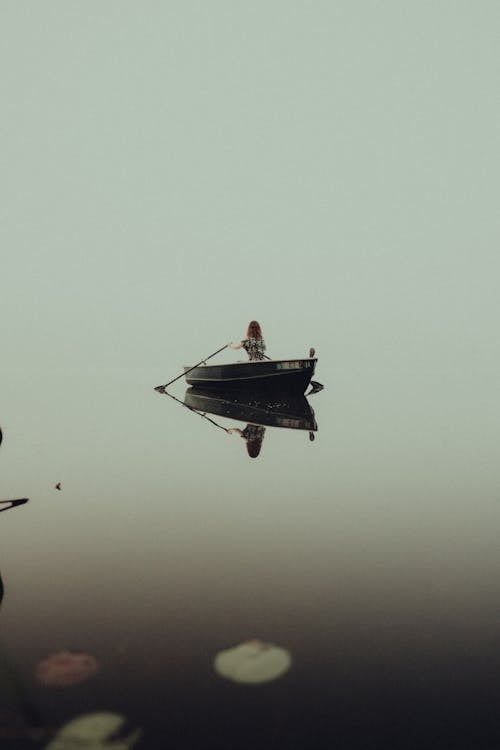 Darmowe zdjęcie z galerii z jezioro, kobieta, łódź
