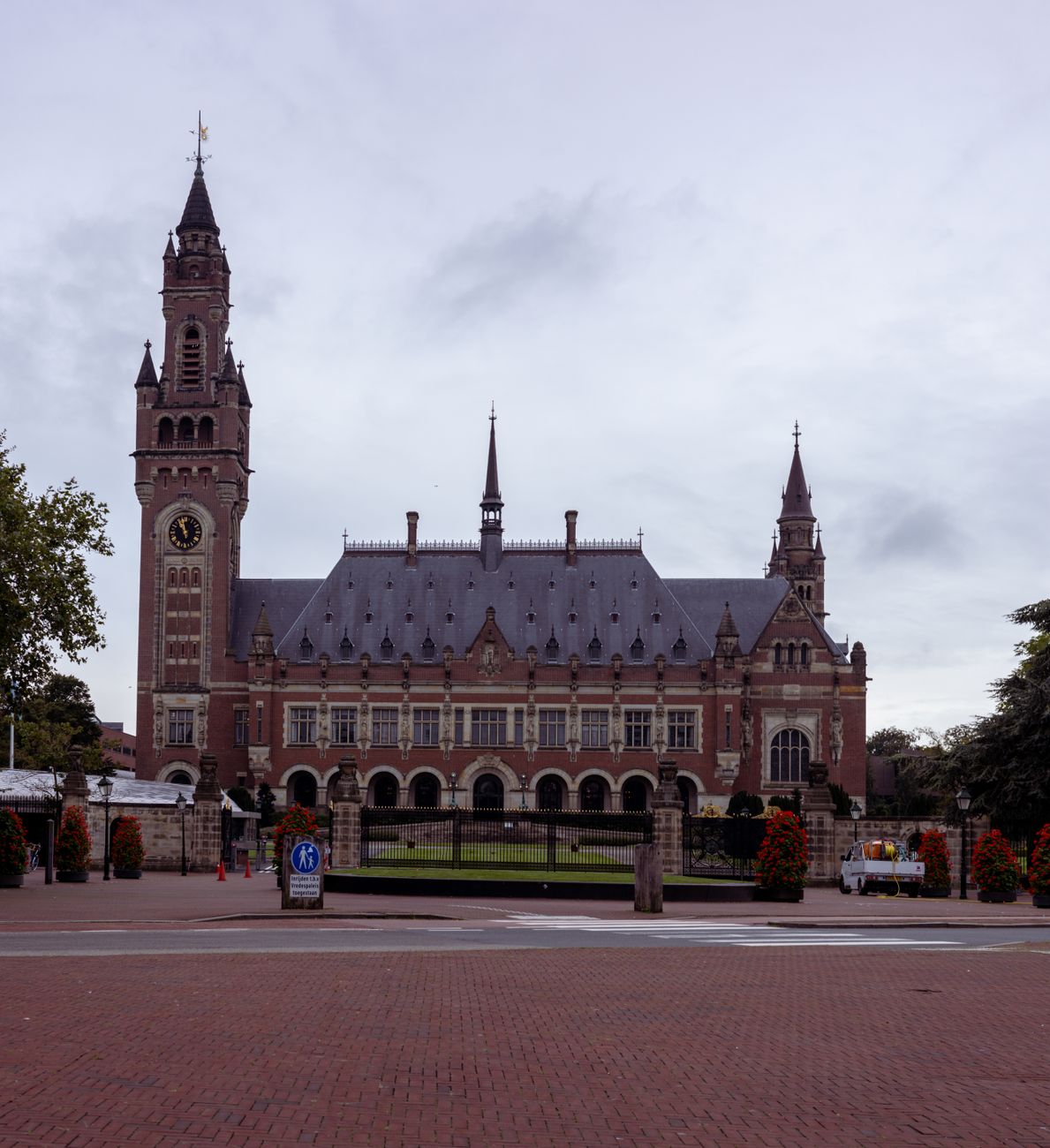 Vooraanzicht van het historische Vredespaleis in Den Haag, Nederland, met neogotische architectuur.