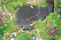 俯瞰印度尼西亚索雷尔郁郁葱葱的乡村和水域