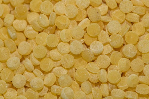 Kostnadsfri bild av gula godisar, hög, överflöd