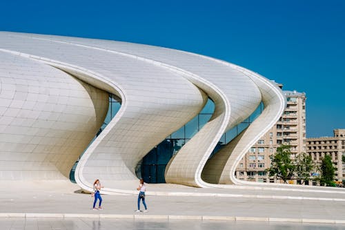 Ilmainen kuvapankkikuva tunnisteilla azerbaijan, heydar aliyev center, katukiveys