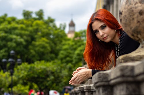 Fotobanka s bezplatnými fotkami na tému atraktívny, balustráda, farbené vlasy