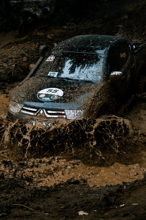 Offroad Pick-up in Mud