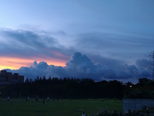 Immagine gratuita di nuvole, parco giochi, tramonto dorato