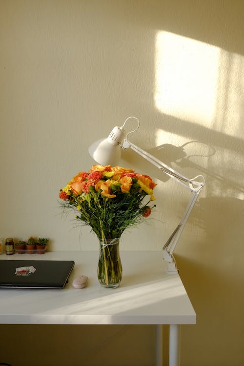 Darmowe zdjęcie z galerii z biurko, bukiet, bukiet kwiatów