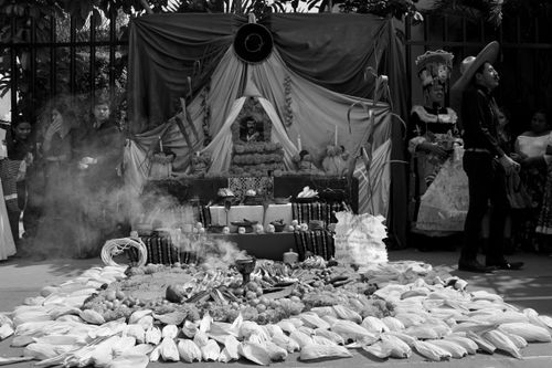 Free A black and white image of a traditional Dia de Muertos altar in Cuautla, Mexico, showcasing cultural offerings. Stock Photo