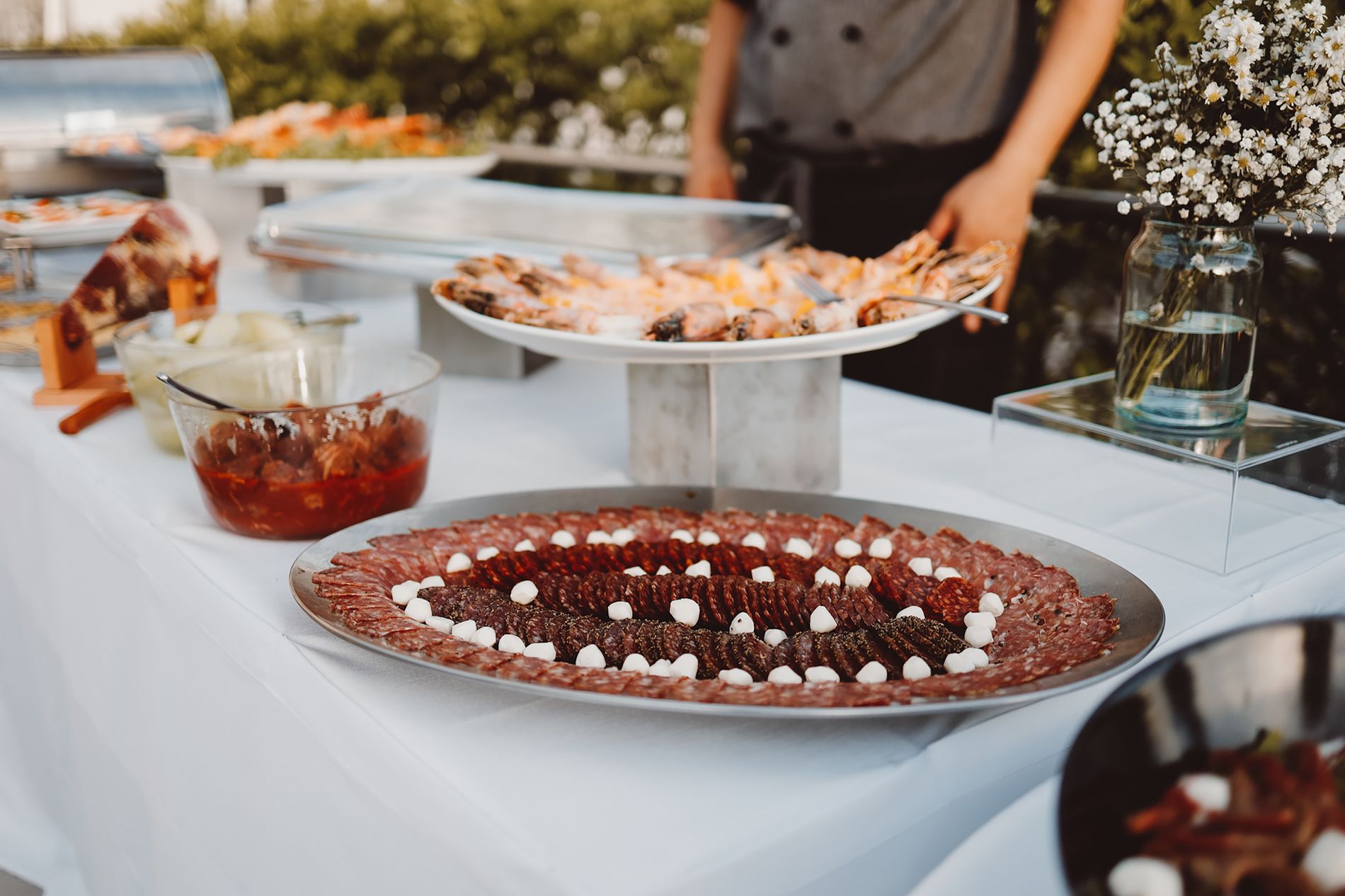 Buffet representativo preparado para un evento elegante