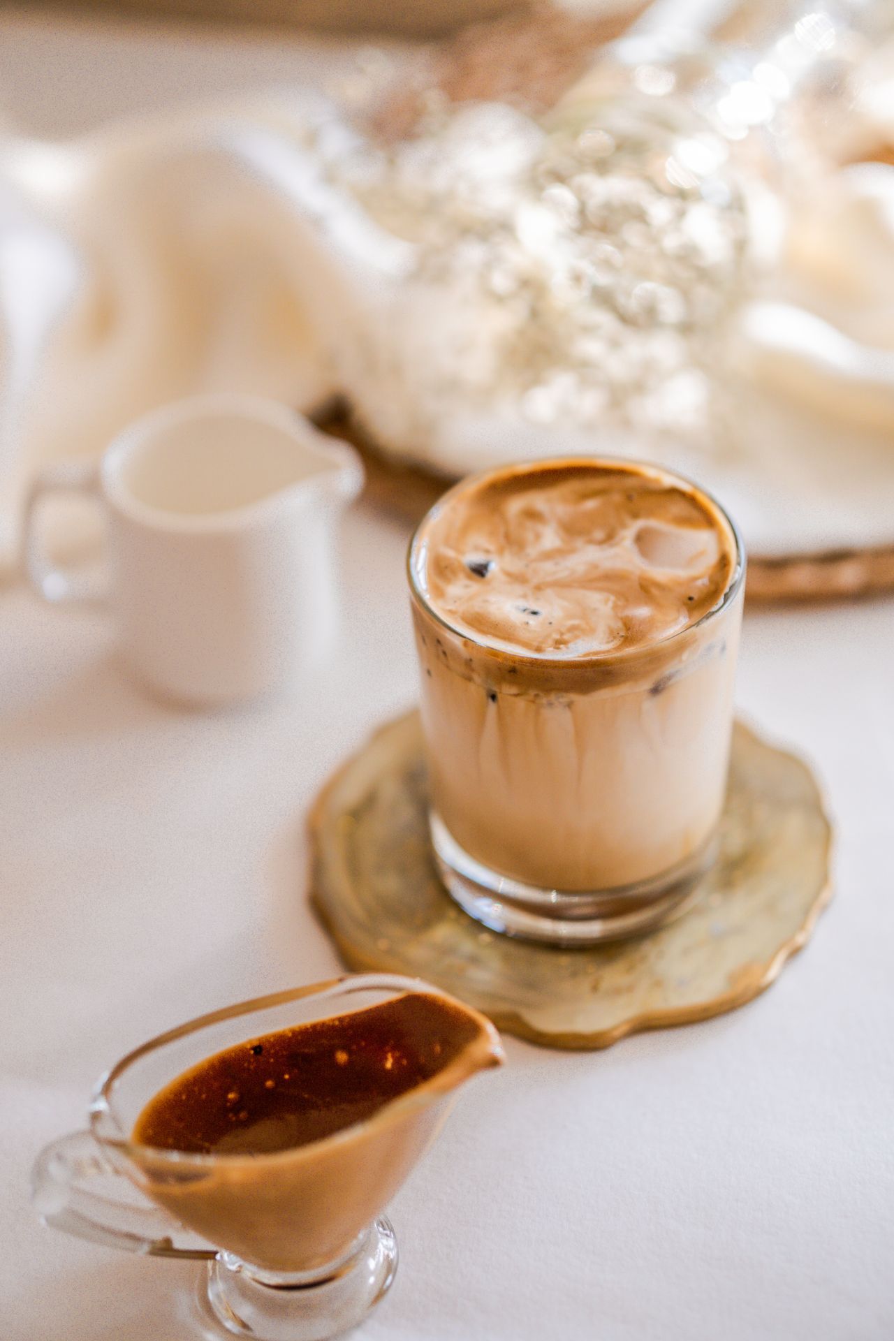 Kopi dan dessert disajikan dengan pencahayaan hangat