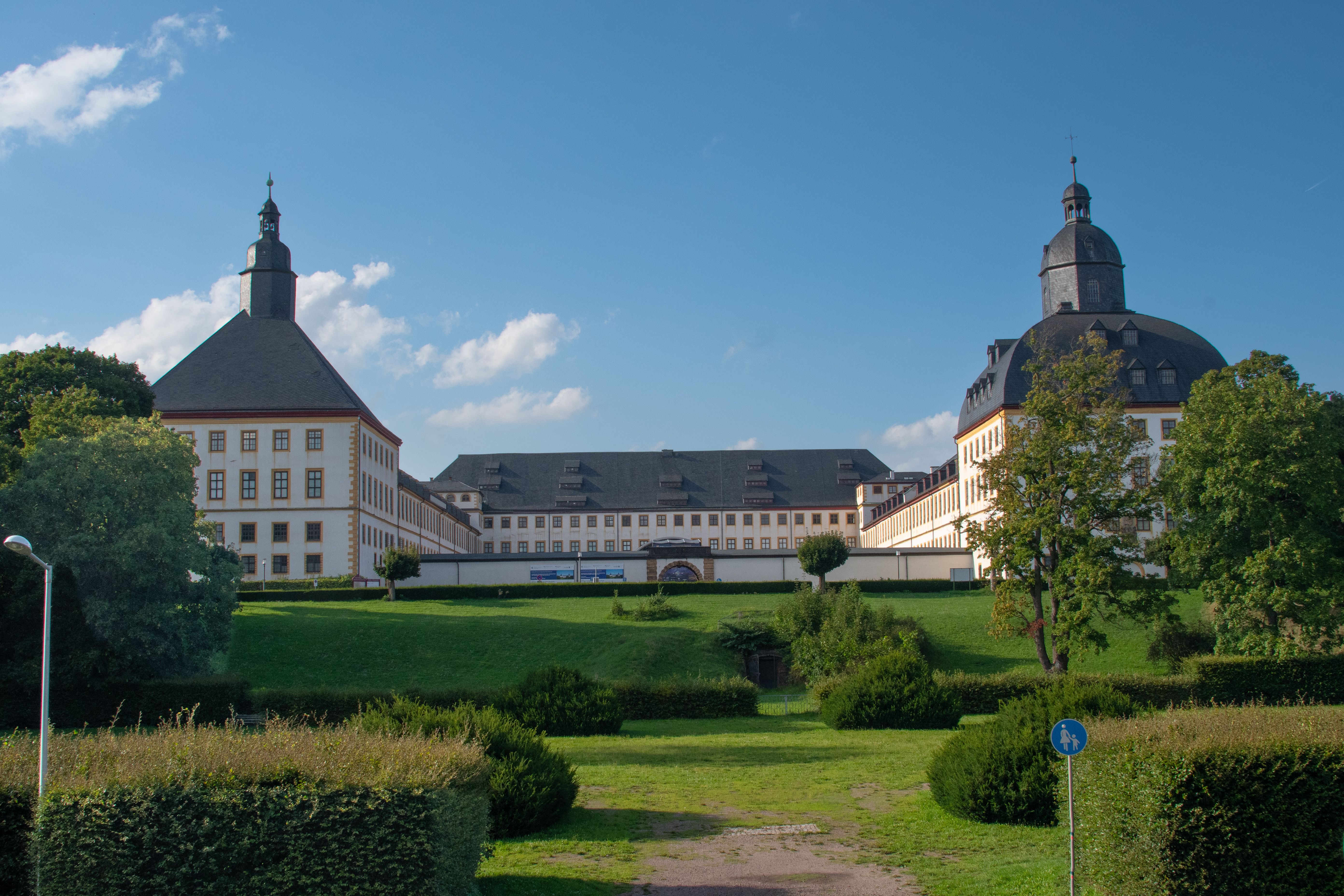 Barockes Schloss mit prachtvollen Gärten
