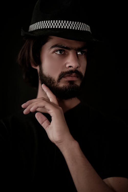 Foto d'estoc gratuïta de barba, barret, fons negre