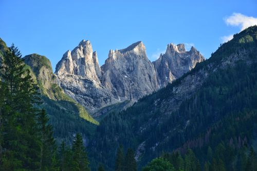 Free Majestic rocky peaks against clear blue sky in lush forest setting, perfect for nature lovers. Stock Photo